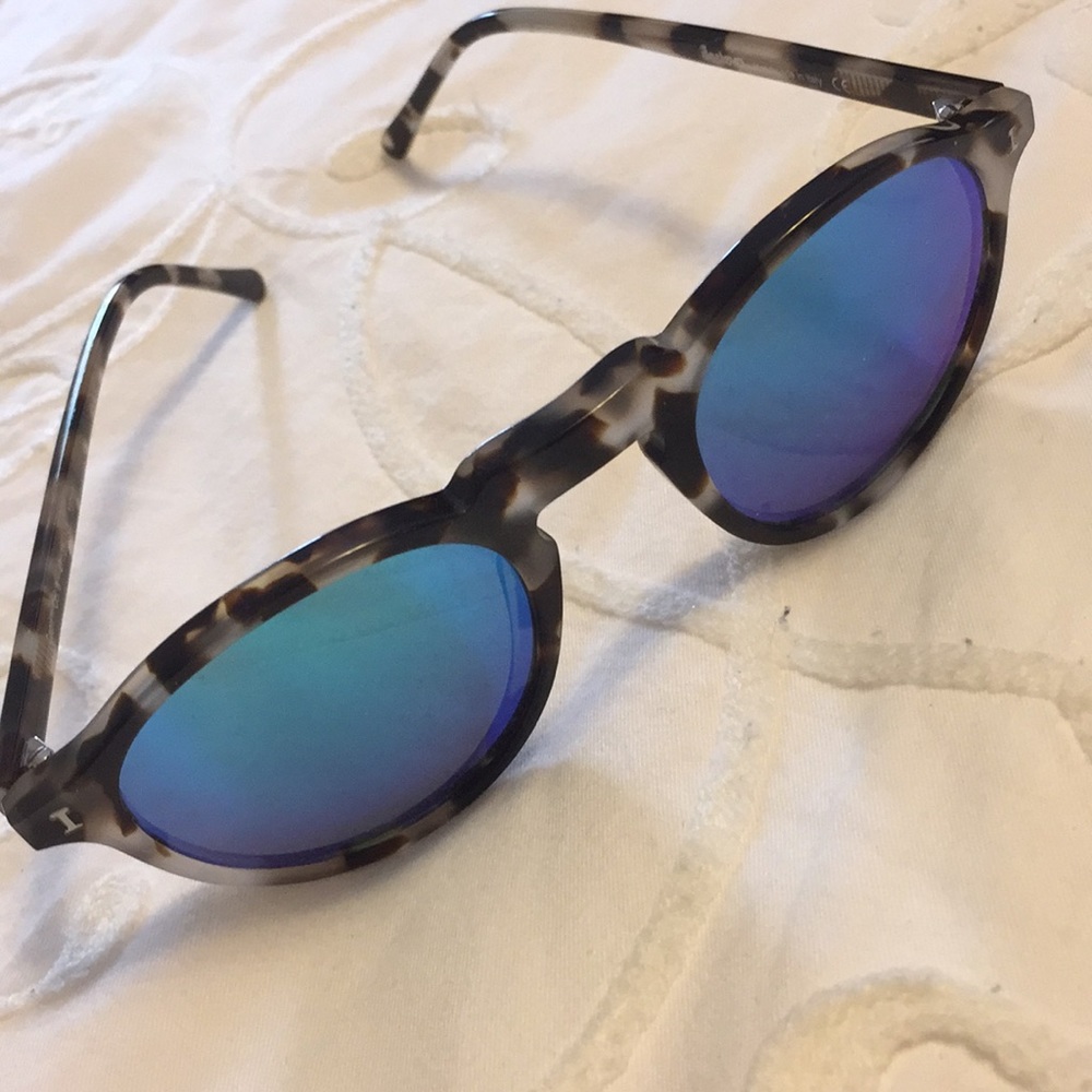 Blue/tortoise Illesteva sunglasses with case